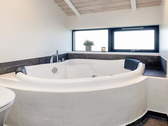 Bathroom 4, 5 Star Holiday Home in Hirtshals, Hjørring