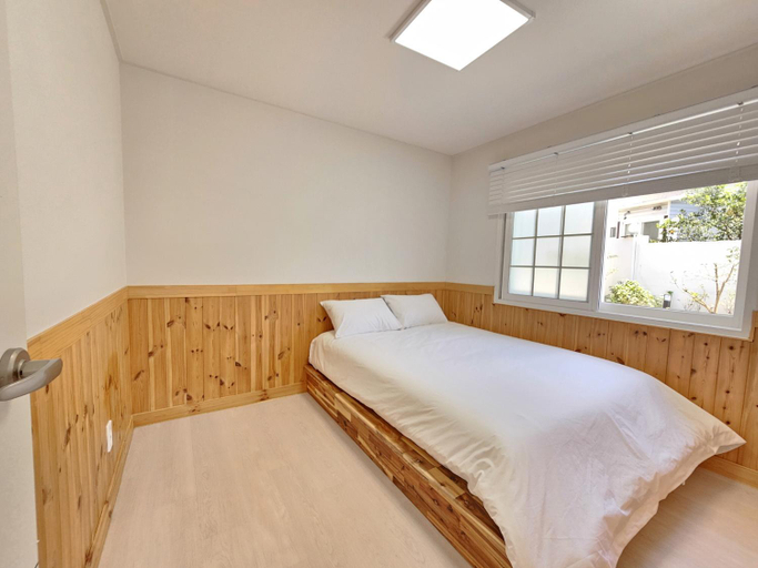 Bedroom 2, Baerongnamu Private Stay, Seogwipo