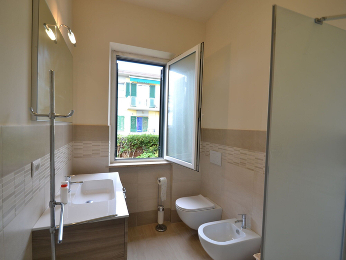 Bathroom 4, Amazing Holiday Home Near Pet-friendly Beach, Massa Carrara