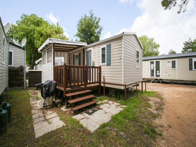 Exterior & Views 2, Swanky Mobile Home in Saint Jean de Monts Near Seabeach, Vendée