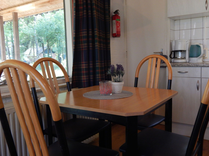 Dining 5, Completely Detached Bungalow in a Nature-filled Park by a Large fen, Weert