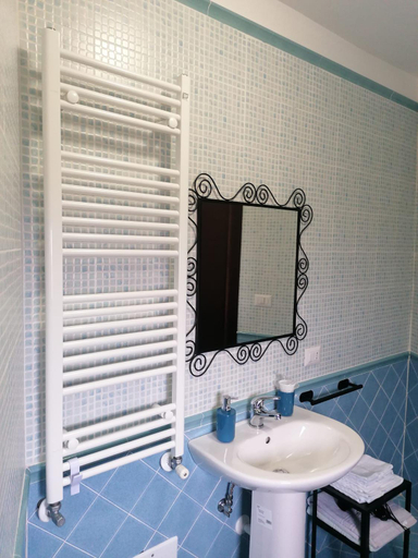 Bathroom 2, Mavianto, Avellino