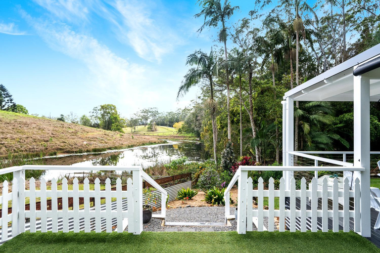 Stanley House -Lakeside Luxury for 10 Perfect for Wedding Groups and Guests, Caloundra - Hinterland