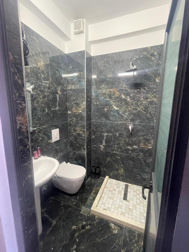 Bathroom 3, Hotel Ferrara, Durrësit