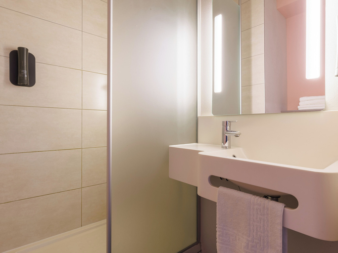 Bathroom 4, B&B HOTEL Clermont-Ferand Nord Riom, Puy-de-Dôme