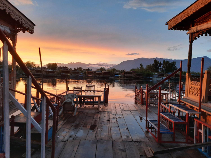 Food & Drinks 5, Chicago Houseboats, Srinagar