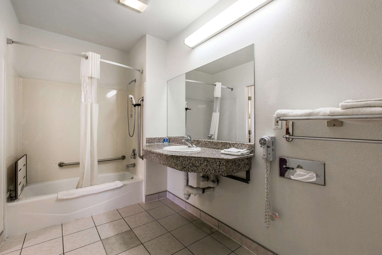 Bathroom 4, Rodeway Inn Beaumont 1-10, Riverside