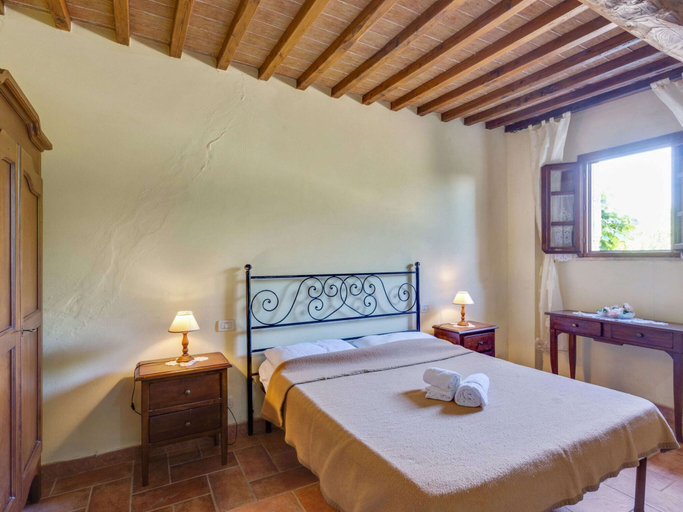 Room 1, Scenic Apartment in Casole D'elsa With Pool, Siena