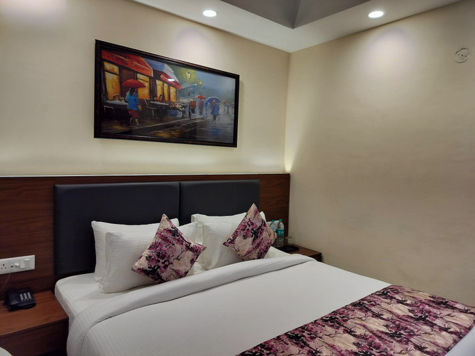 Bedroom 3, Hotel Luxe Opera NH8 – 7km from IGI Airport Delhi, Delhi