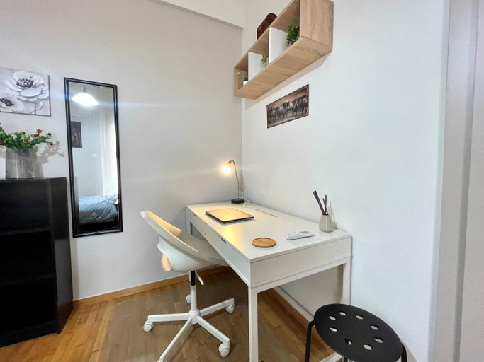 4, Modern & Quiet 4th Floor Flat - 3' from Metro, Attica