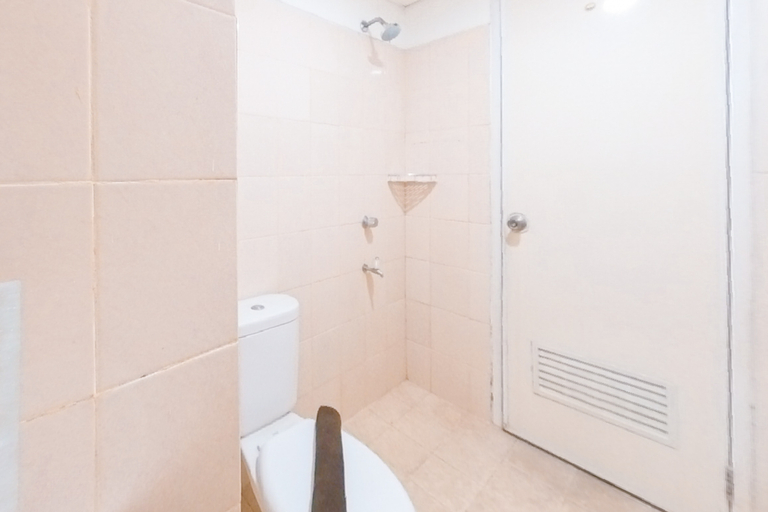Bathroom 5, Good and Homey 2BR Apartment Serpong Greenview By Travelio, Tangerang Selatan