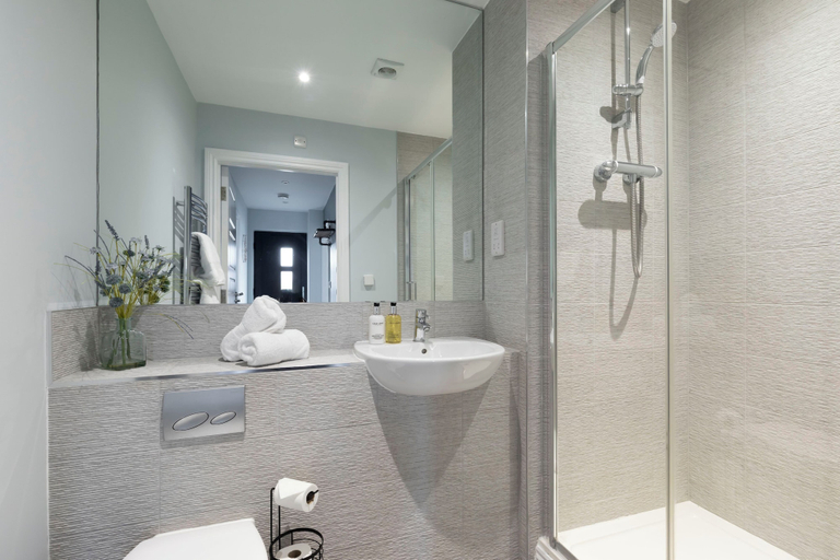 Bathroom, Elliot Oliver- Charming 1 Bed Apartment, Gloucestershire