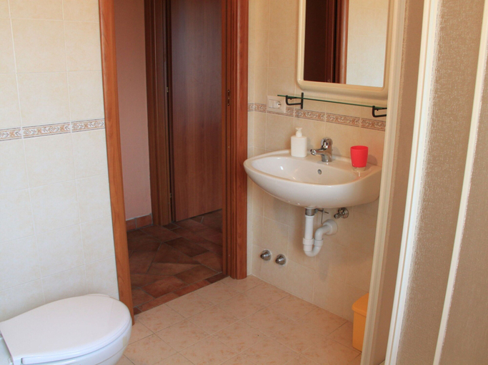 Bathroom 2, Holiday Home in Canossa With Swimming Pool, Garden, Barbecue, Massa Carrara
