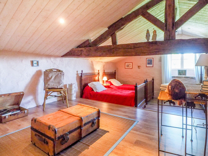 Room 5, Holiday Home in Saint-laurent-de-la-salle With Pool, Vendée