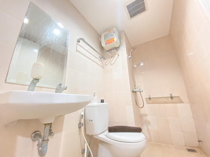 Bathroom 5, Modern Abode 2BR Apartment at Parahyangan Residence By Travelio, Bandung
