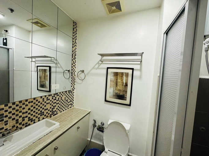 Bathroom 2, Affordable stays in taguig near bgc, Taguig