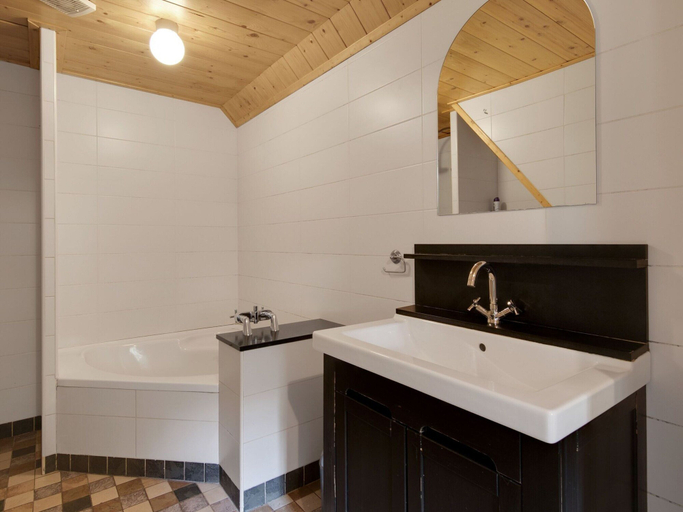 Bathroom 5, Cozy Apartment in Enschede Near Forest, Enschede