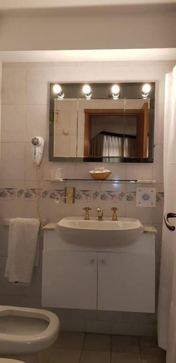 Bathroom 5, Primacy Hotel, General Pueyrredón