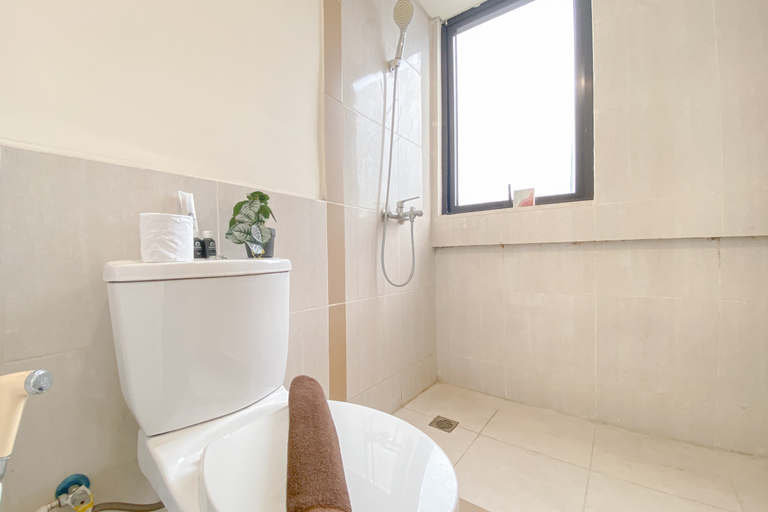 Bathroom 5, Relaxing and Cozy 2BR at Meikarta Apartment By Travelio, Cikarang