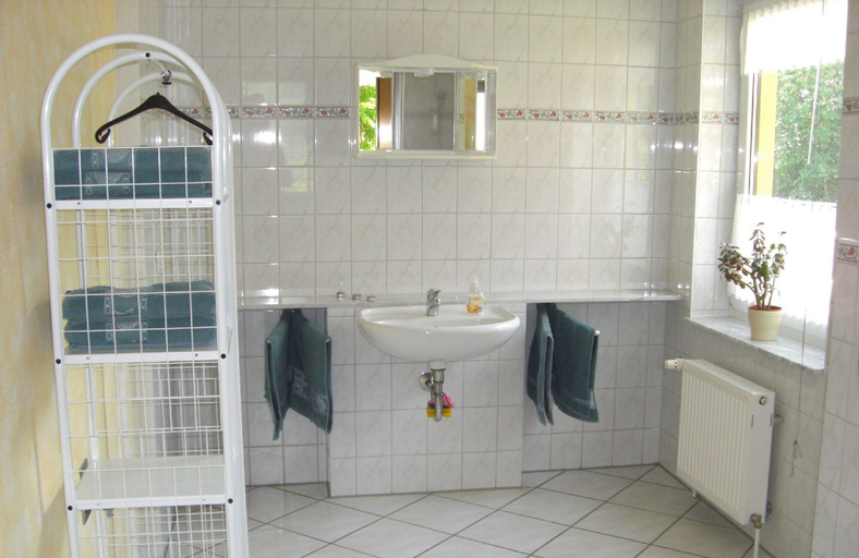 Bathroom, Ferienwohnung mit Garten in Zweedorf, Rostock