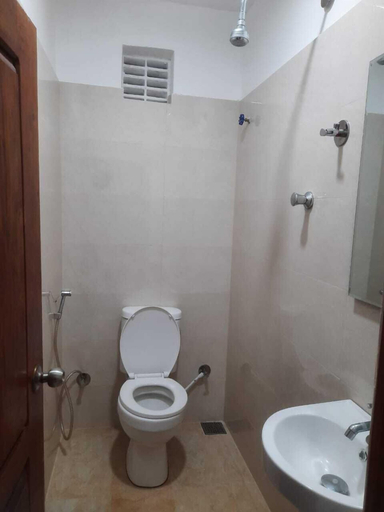 Bathroom 3, Island Inn Colombo00, Thimbirigasyaya