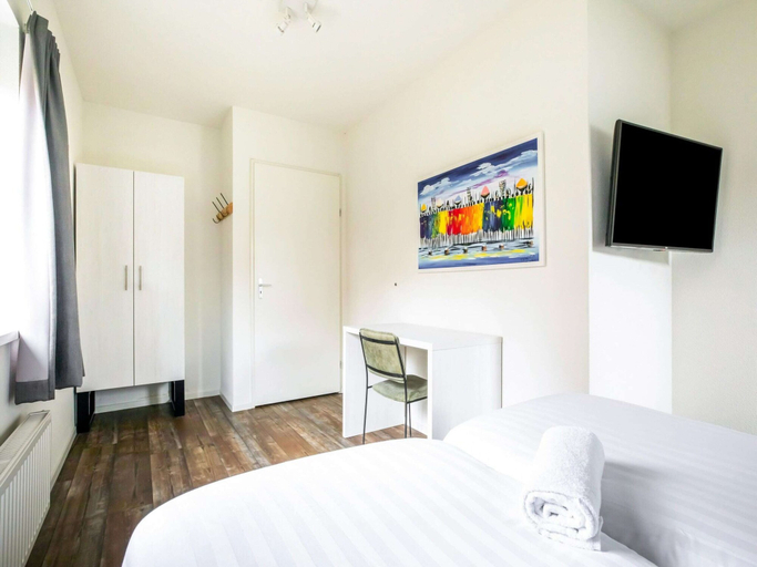 Room 5, Brand new Luxury Villa on a Small-scale Park With its own Jetty, Zeewolde