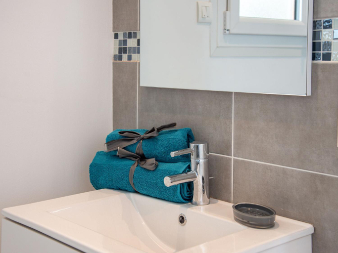 Bathroom 3, Apartment Les Gemeaux-6 by Interhome, Morbihan