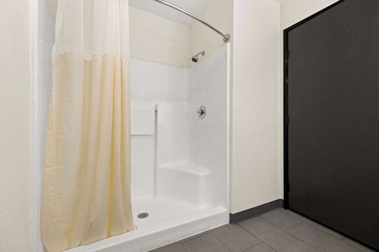 Bathroom 3, Econo Lodge Dumas, Moore