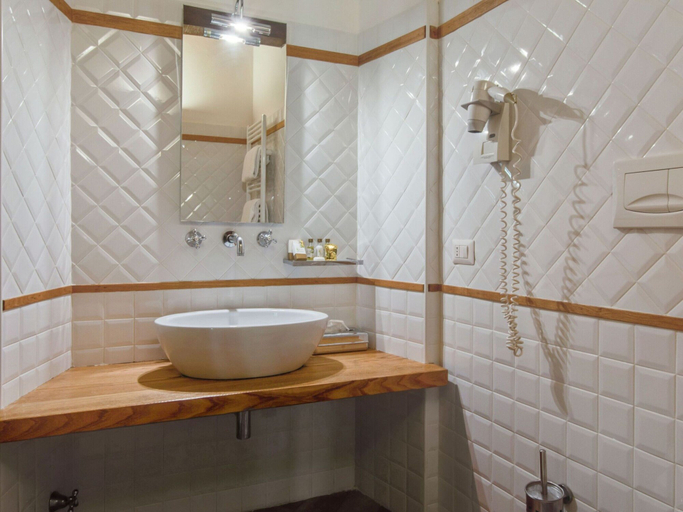 Bathroom 4, Stunning Holiday Home in Foligno With Sauna, Perugia