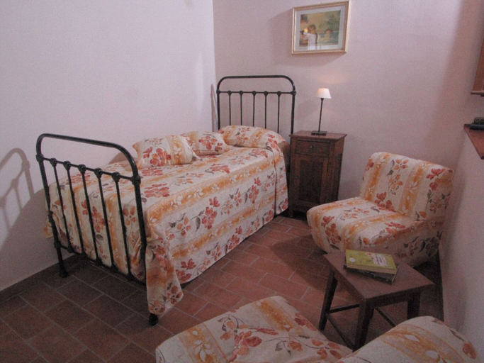 Room 5, Graceful Holiday Home in Acqualagna With Swimming Pool, Pesaro E Urbino