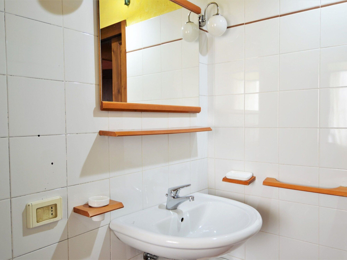 Bathroom 3, Rustic Holiday Home in Citta di Castello With Swimming Pool, Perugia