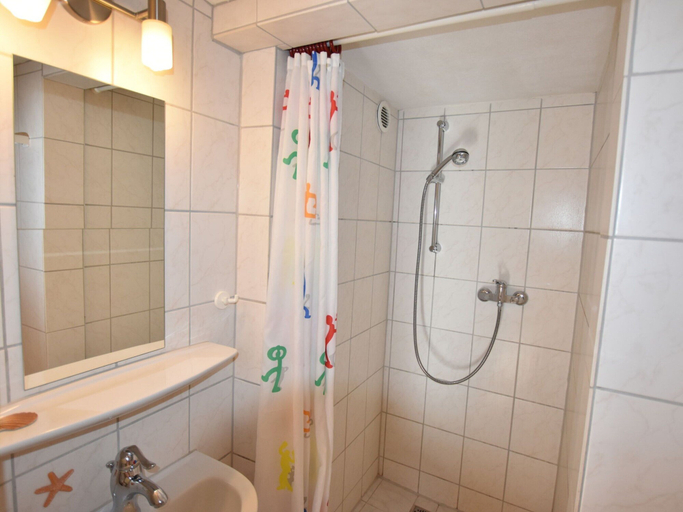 Bathroom 5, Peaceful Apartment in Ostseebad Boltenhagen With Terrace, Nordwestmecklenburg