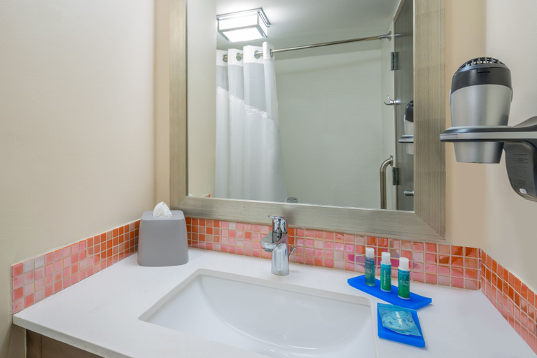 Bathroom 5, Holiday Inn Express & Suites NASSAU