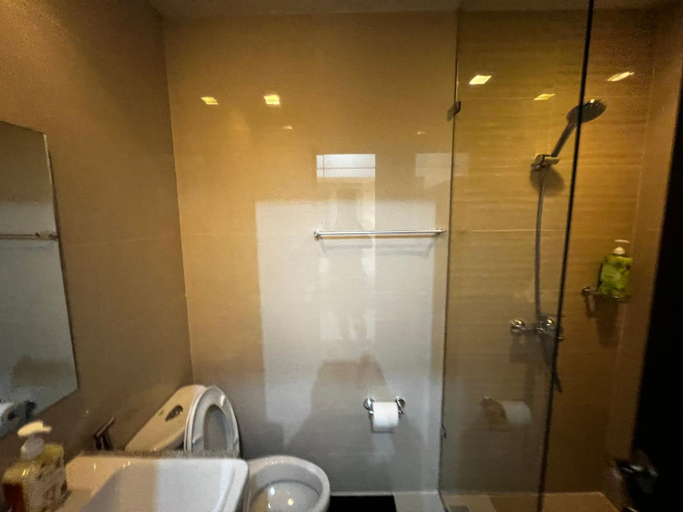 Shower 5, 1 br Uptown BGC condo with balcony, Taguig