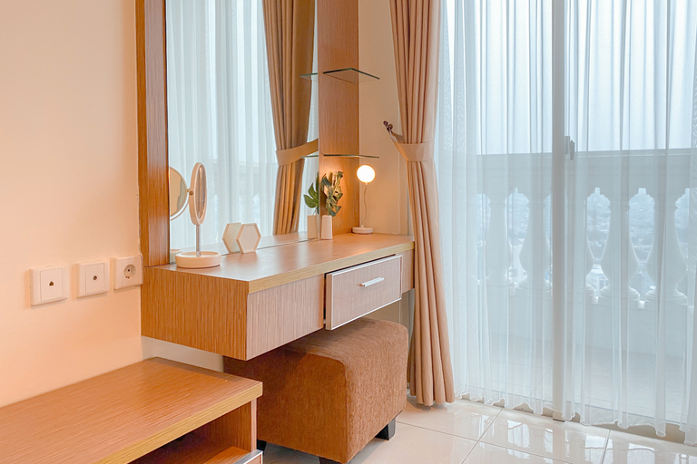 Bedroom 5, Cozy and Elegant 1BR Apartment The Boulevard By Travelio, Central Jakarta