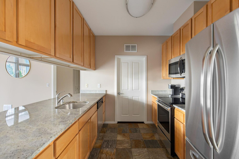 Room 5, Bellevue Modern 2BD 2BA Apartment, King