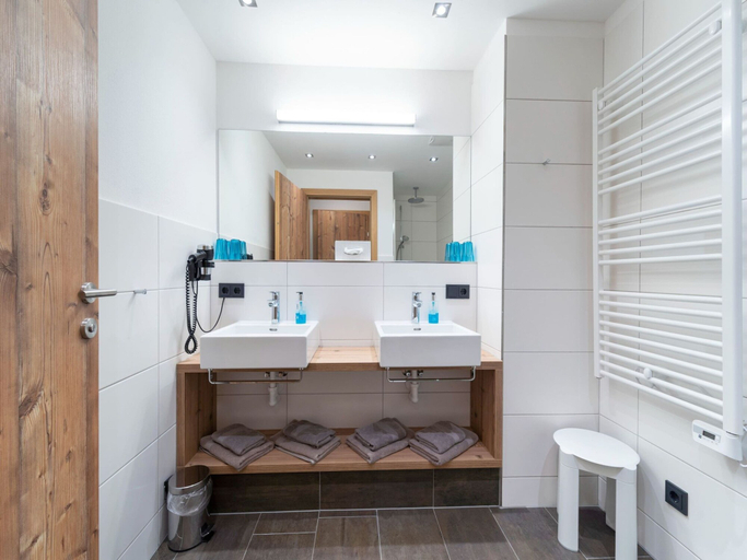 Bathroom 5, Luxury Chalet in Saalbach-hinterglemm With Sauna, Zell am See