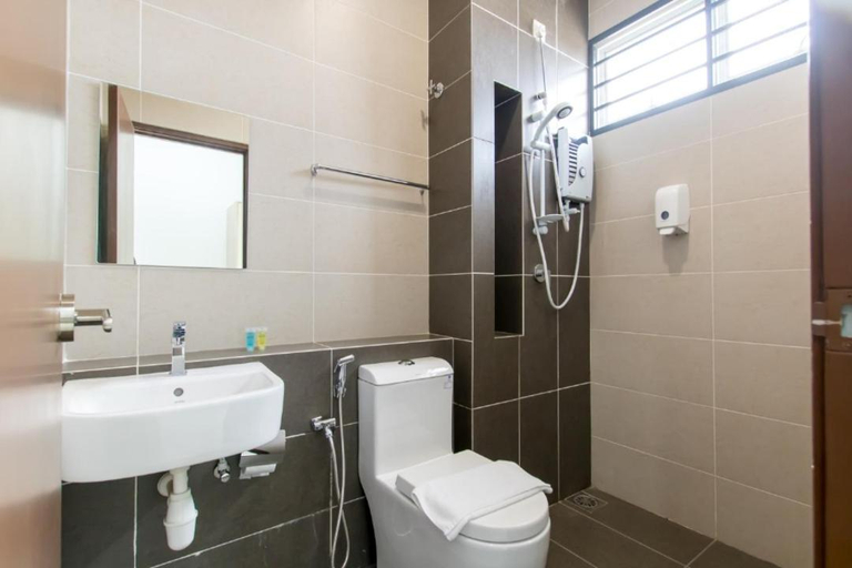Bathroom 3, Arcadia, Kota Tinggi