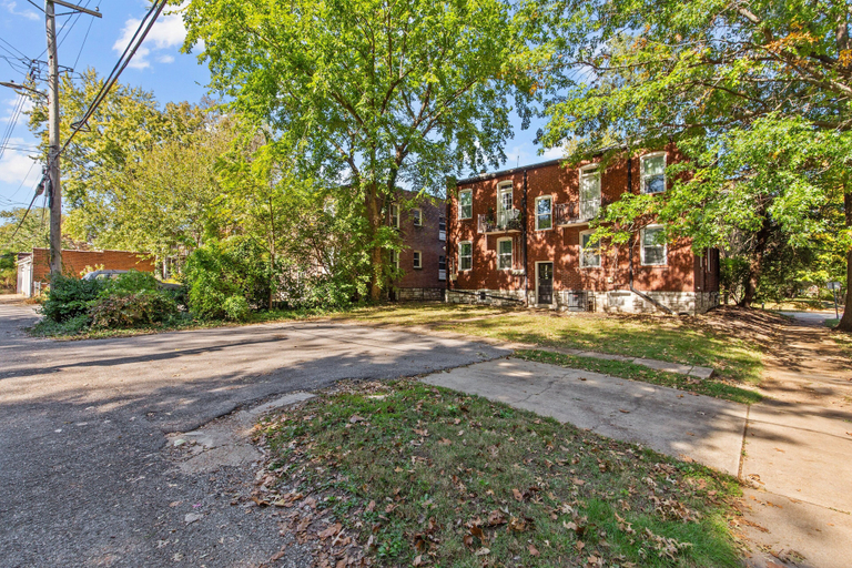 4500: Botanical Bliss by JZ Vacation Rentals, Saint Louis