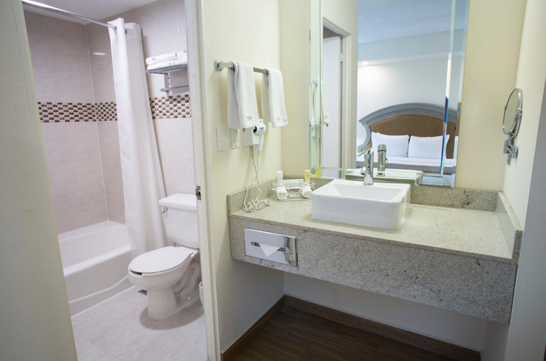 Bathroom 3, Best Western Plus Monterrey Colon, Monterrey