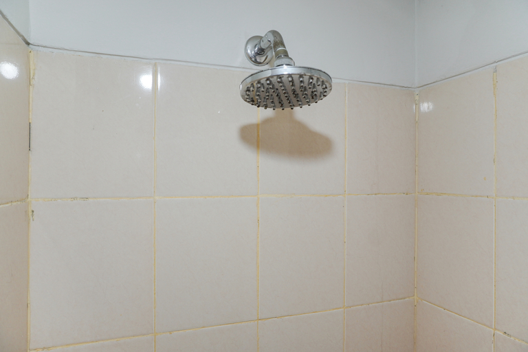 Bathroom 5, Modern Look and Homey Studio Serpong Greenview Apartment By Travelio, Tangerang Selatan