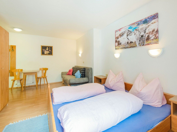 Room 3, Comfortable apartment in Langenfeld with ski storage, Imst
