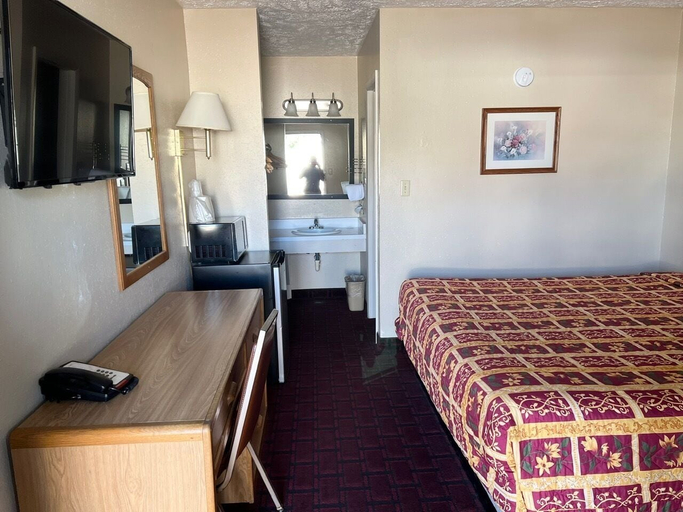 Bedroom 2, Economy Inn, Red Willow