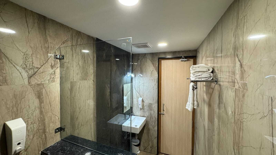 Bathroom 2, Hotel Royal stay, Thanjavur