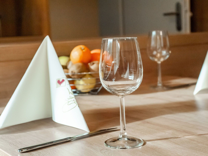 Food & Drinks 5, Lovely Apartment With Sauna, Ski Storage, Pool, Terrace, Zell am See