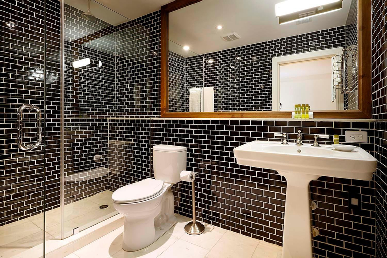 Bathroom 10