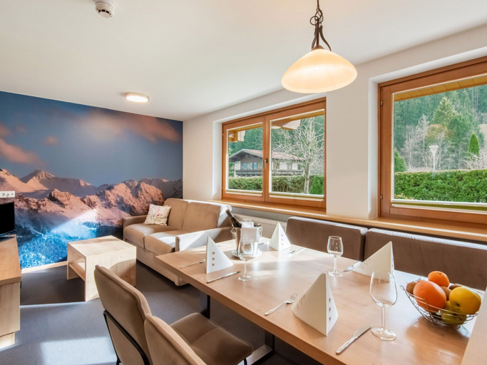 Food & Drinks 4, Lovely Apartment with Sauna, Ski Storage, Pool, Terrace, Zell am See
