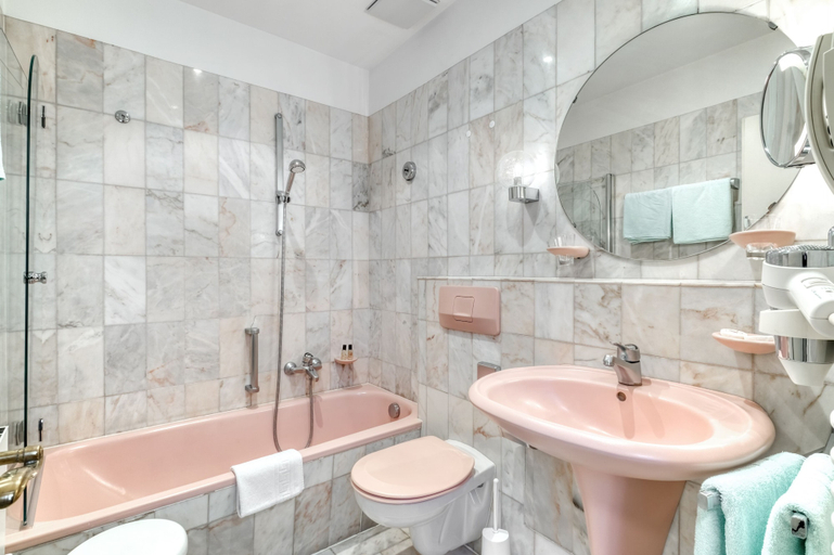 Bathroom 4, Hotel Eisenhut, Ansbach