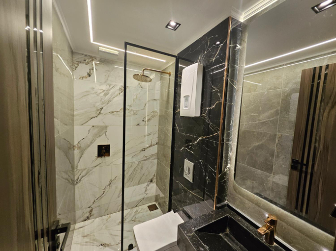 Bathroom 3, New Cairo's Poolside Oasis, New Cairo City