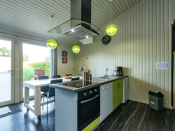 Private kitchen 5, Boutique Chalet in Bullingen Near Lake, Liège